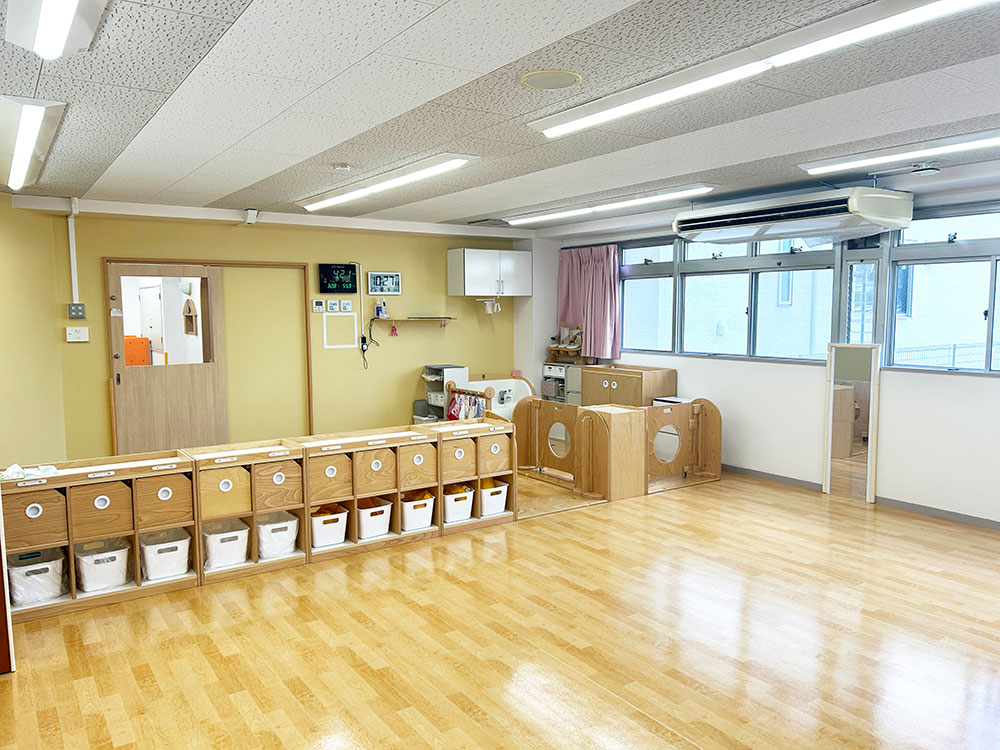 保育室入口側